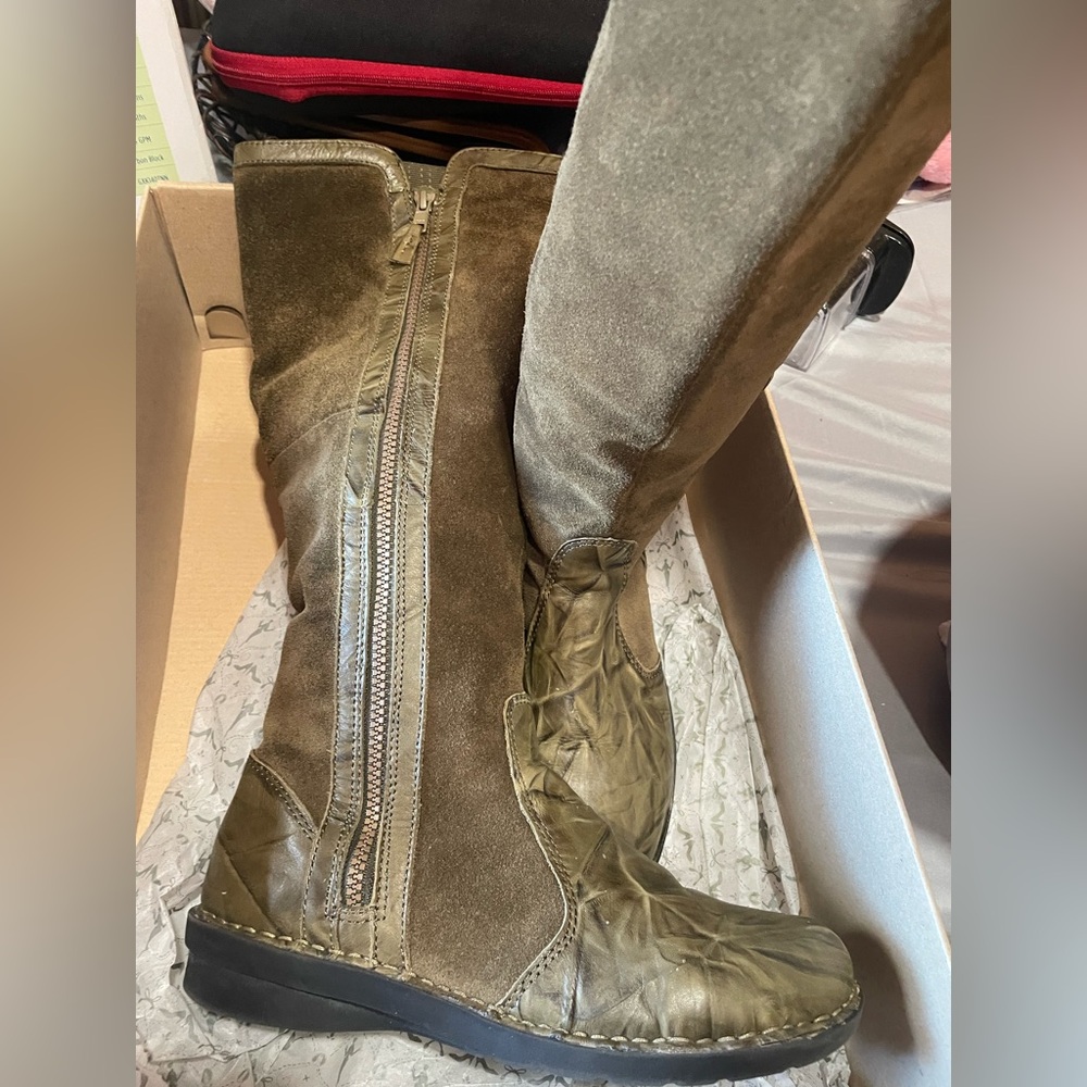 Boots Clark’s (8 1/2)